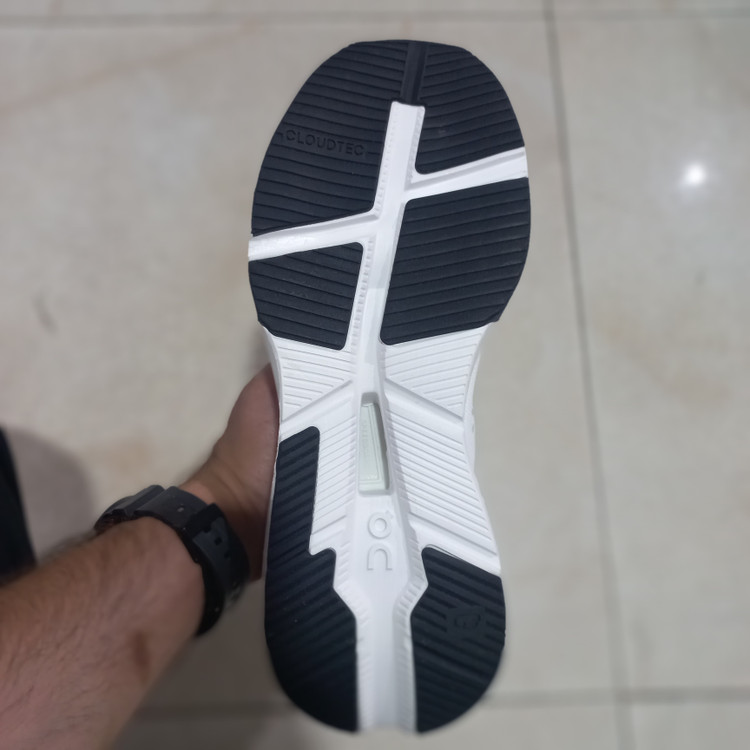 کفش ورزشی برند ONRUNNING